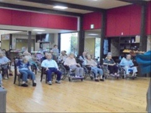 ご入居者様が集まって、出し物を楽しく観覧するイベント