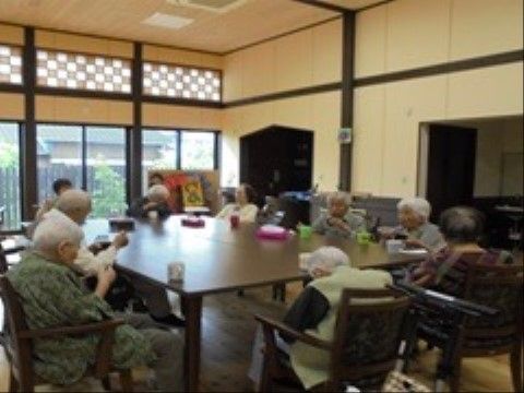 リビングにはみんなが座れる丸いテーブルが用意されている。食事だけでなく、イベントも楽しめる場所になっている。
