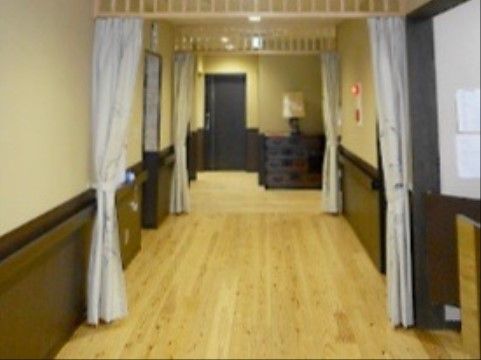 廊下はとても広々としている。モダンな雰囲気は木のぬくもりを感じることができる。手すりもついており、安全である。
