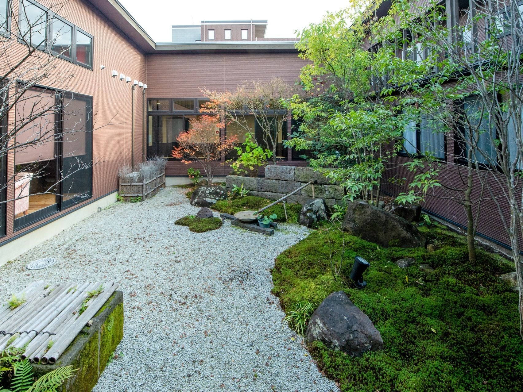 施設の中庭には、立派な庭園を設けている。地面には砂利が敷かれ、たくさんの植物や木々が植えられている。
