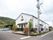 施設は、白色と茶色を基調とした酒蔵のような外観となっている。2階建てと1階建ての建物がT字に並んでいる。