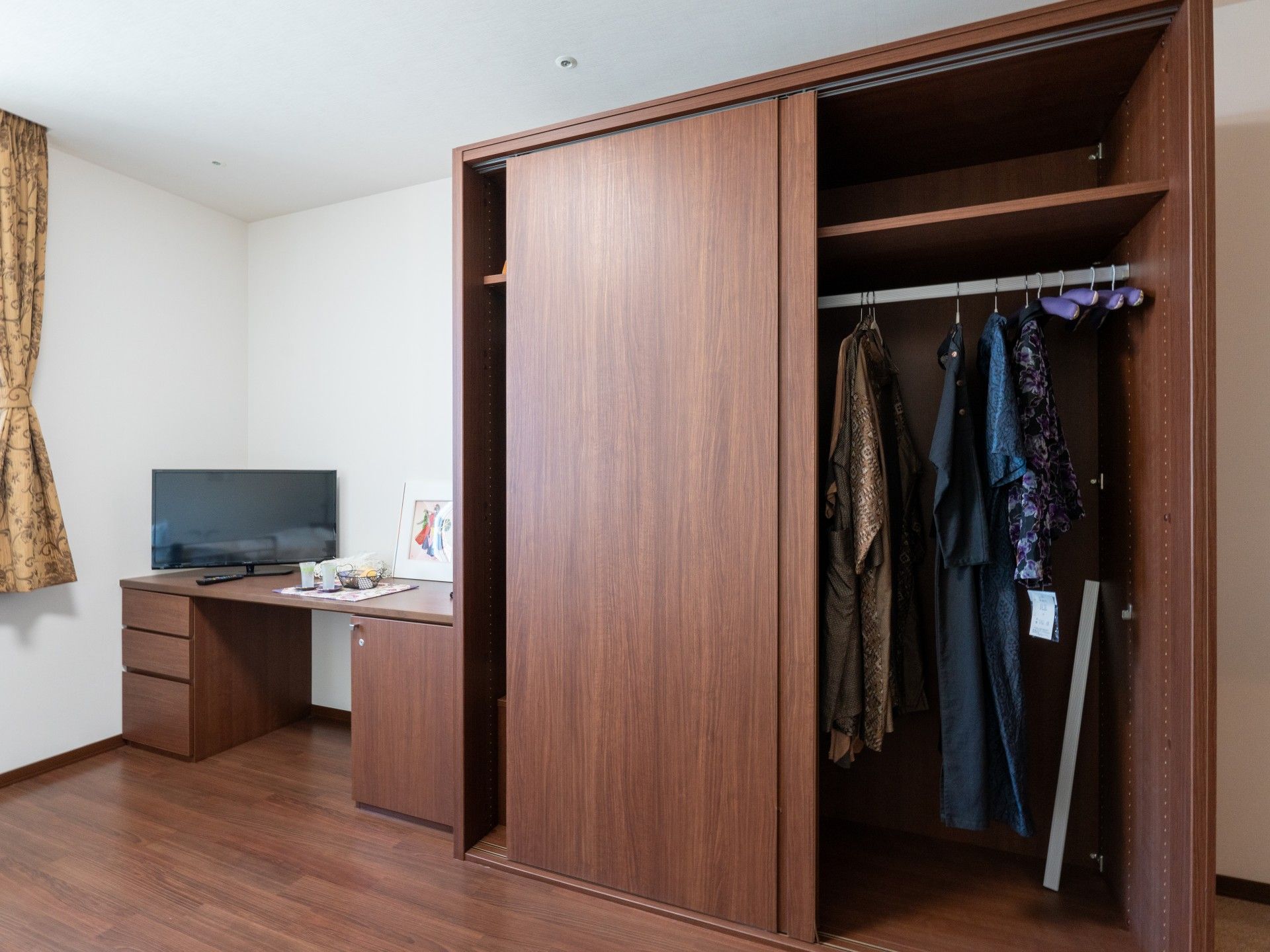 収納と机のある部屋