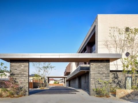 「サービス付き高齢者向け住宅ヴィラ･プランタンおかやま」の外観。落ち着いた色合いの建物。