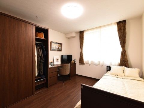 「サービス付き高齢者向け住宅ヴィラ･プランタンおかやま」の居室。ご自宅のようにくつろいでいただける空間。