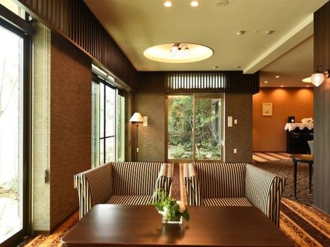「サービス付き高齢者向け住宅ヴィラ･プランタンおかやま」のラウンジ。憩いの場としても利用できる。