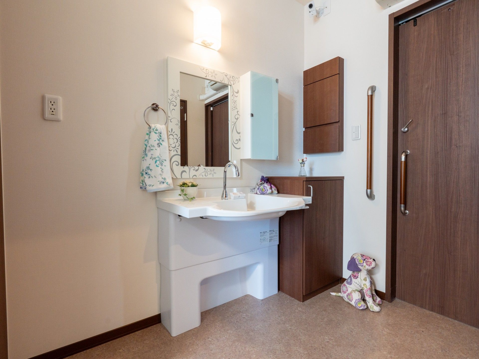 洗面台と手すりのある空間