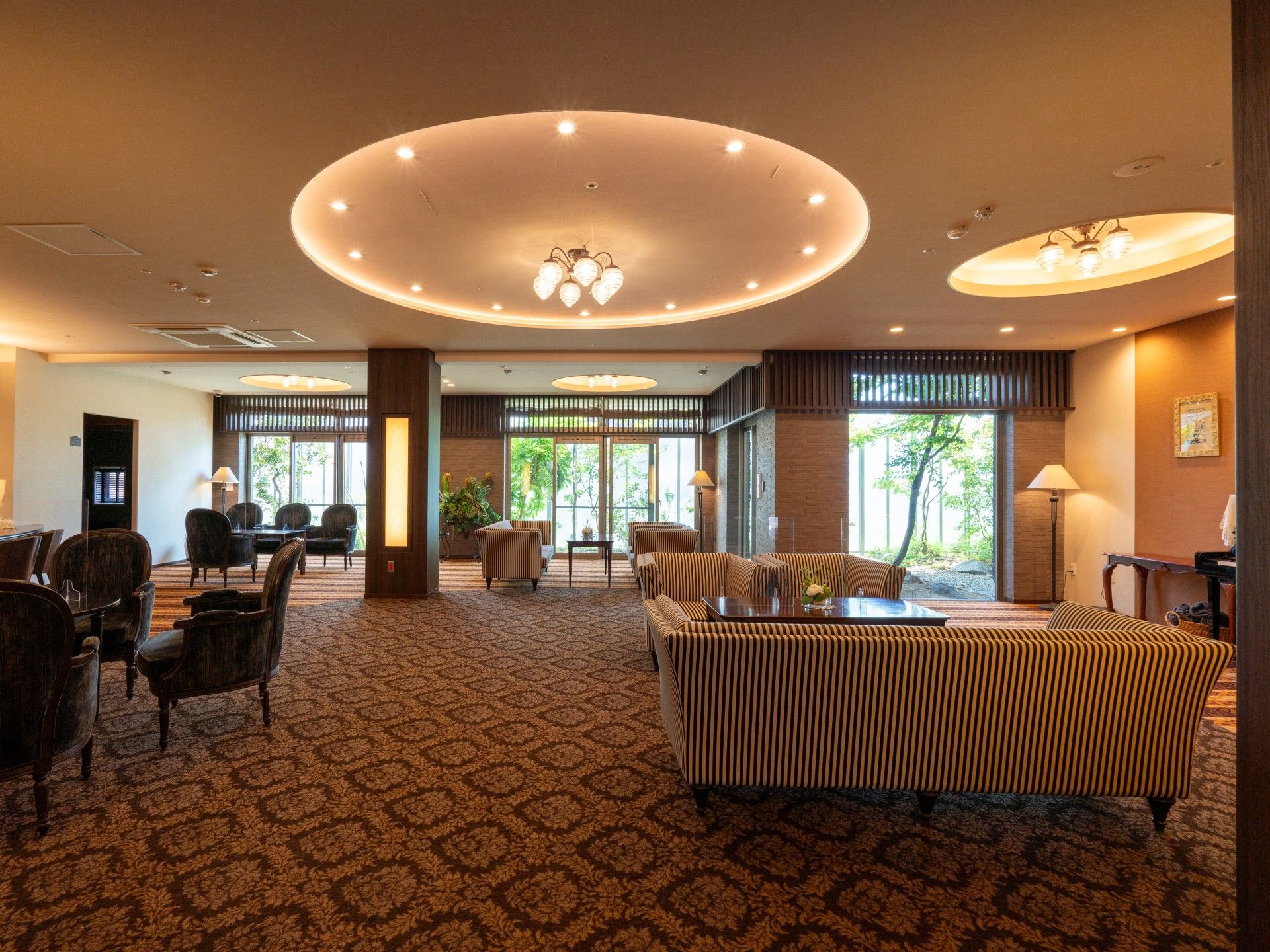 落ち着いた雰囲気のラウンジ