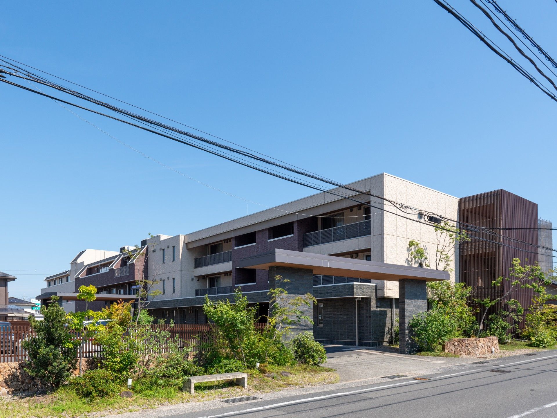 緑に囲まれた建物の外観