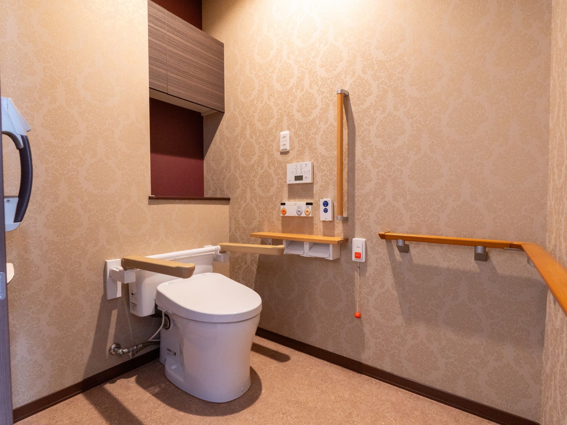手すり付きのトイレ