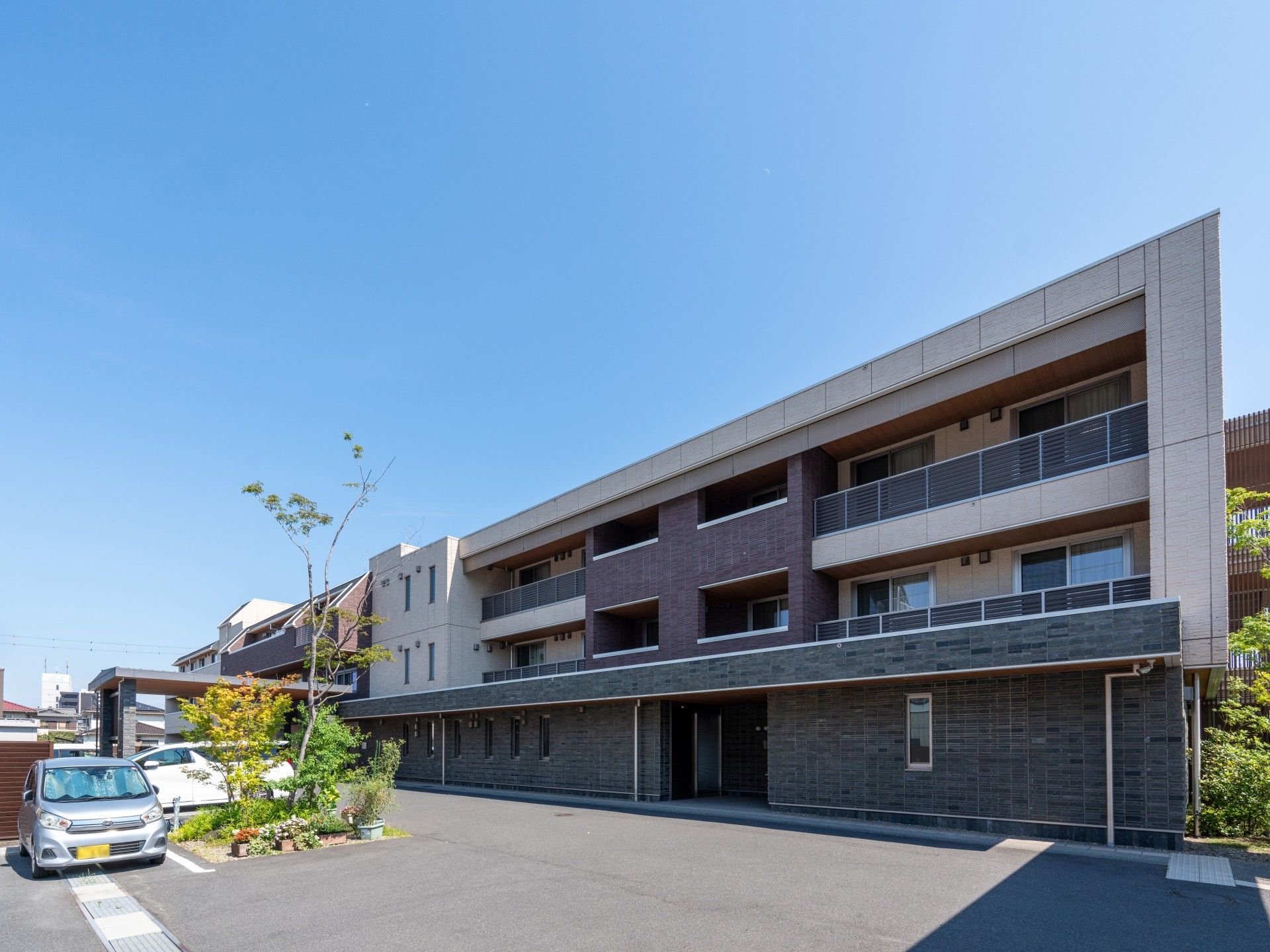 青空の下の建物外観