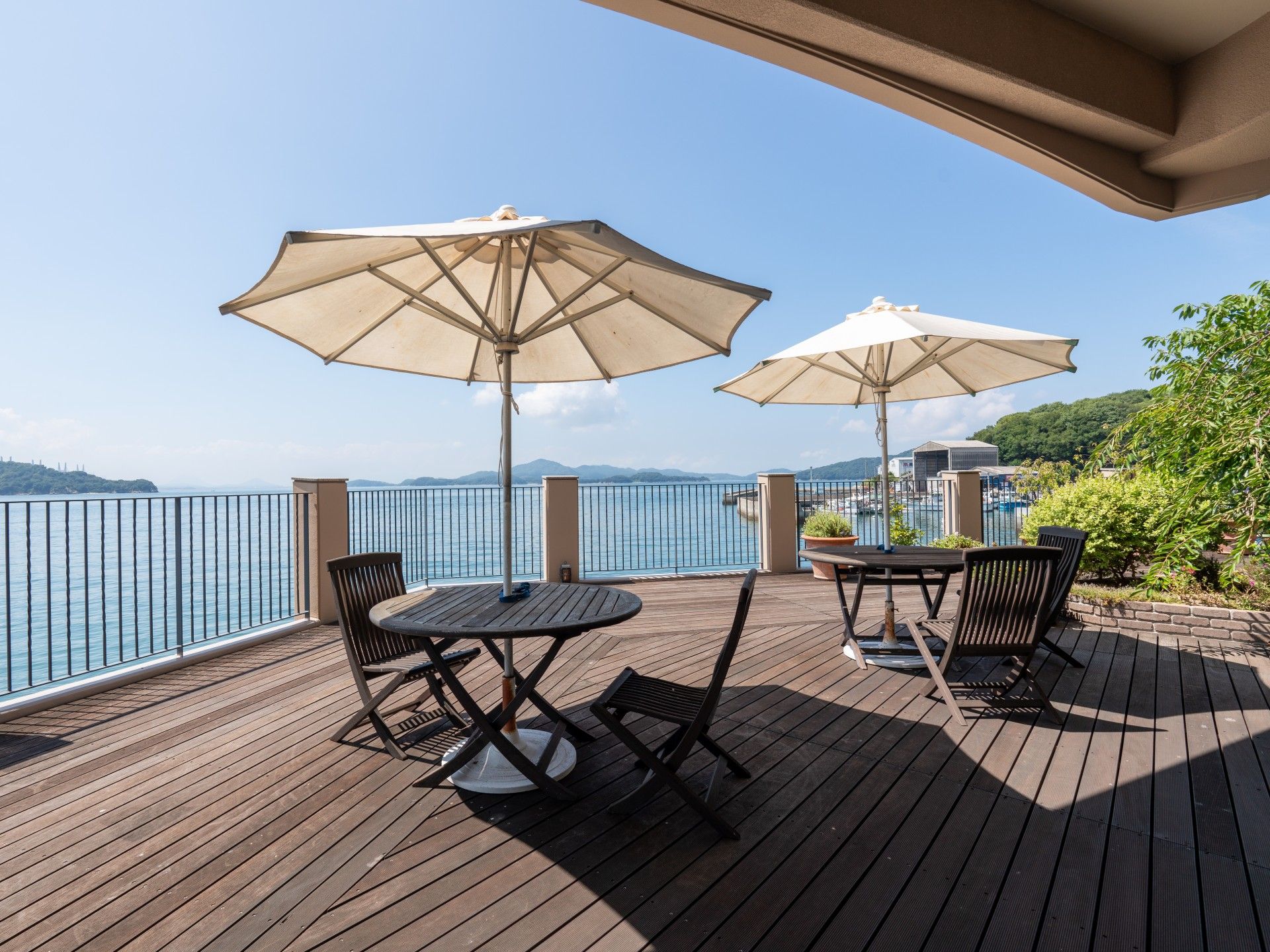 海を望むテラス