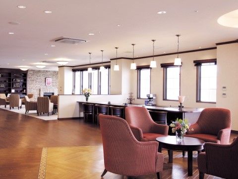 「介護付有料老人ホームヴィラ・プランタンせとうち」のラウンジ。みなさまの憩いの場としても利用される。
