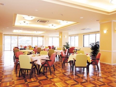 「介護付有料老人ホームヴィラ・プランタンせとうち」のレストラン。テーブルを囲んで大勢でお食事できます。
