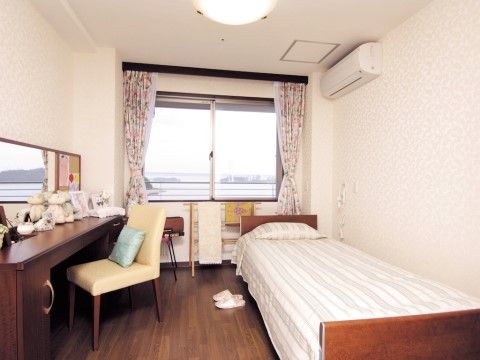 「介護付有料老人ホームヴィラ・プランタンせとうち」の居室（一人部屋）。ご自宅のようにくつろいでいただける。