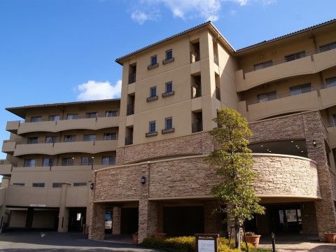 「介護付有料老人ホームヴィラ・プランタンせとうち」の外観。落ち着いた色合いの建物。
