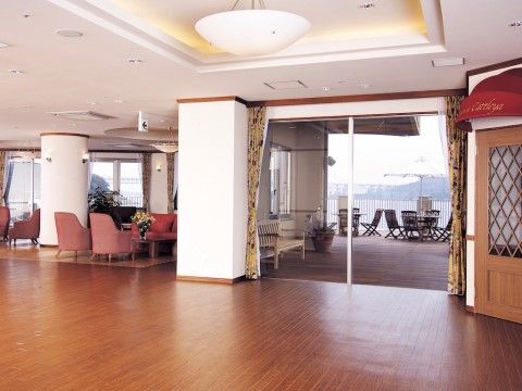 「介護付有料老人ホームヴィラ・プランタンせとうち」の共用スペース2。開放感のある空間。