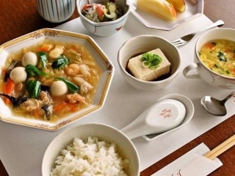 「介護付有料老人ホームヴィラ・プランタンせとうち」の肉料理。夕食の中華メニュー。