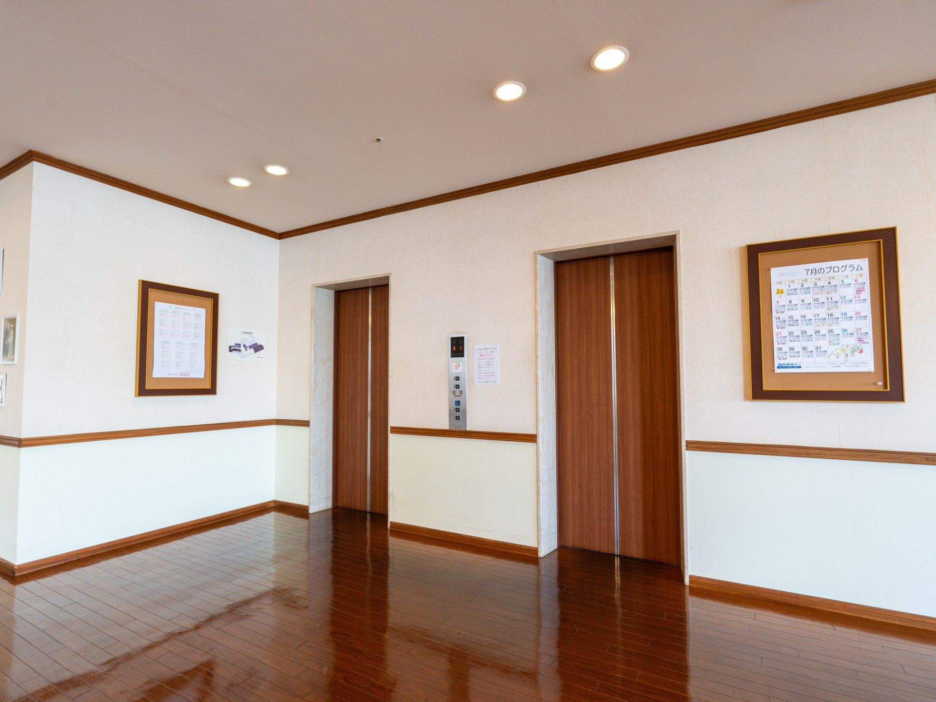 エレベーター前の廊下