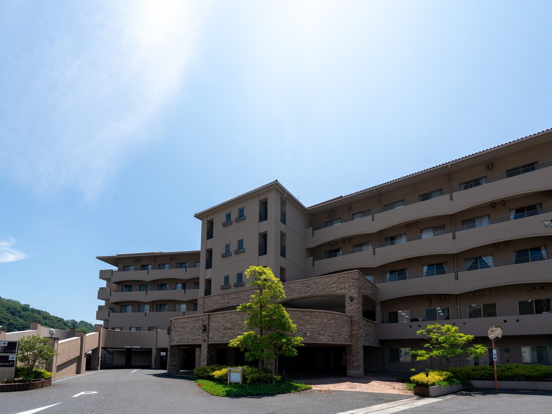 青空の下の建物外観