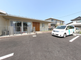 明るく清潔な建物正面
