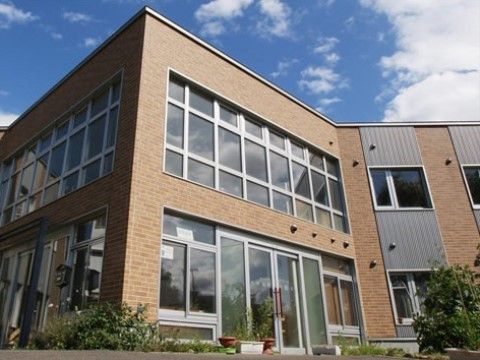 窓が多く取り付けられた特徴的な建物である。１棟は多くがガラス張りとなっており、陽の光が多く取り入れられている。