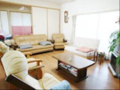 テレビの前にさまざまな大きさのソファがいくつも置かれている。好きな場所に座って、テレビ鑑賞など楽しめる。