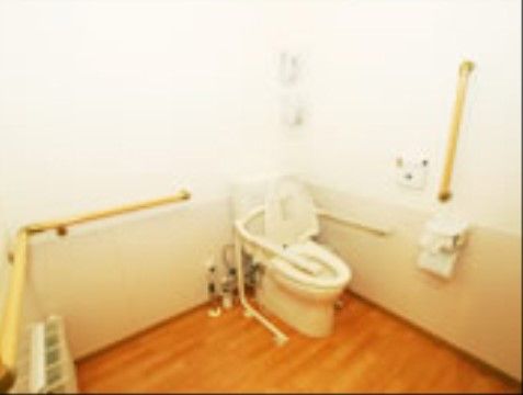 トイレの床はフローリングで、広い空間を残しているので、車椅子をご利用の方がスムーズに入れる。介助の方も入りやすい。