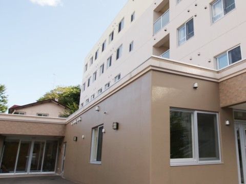 外観はまるでマンションのようになっている。正面玄関は広めの自動ドアが設置されてゆっくりでも歩きやすい。
