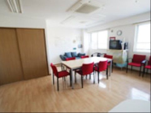食堂は広々としたスペースを確保している。テレビも用意してあるので、食後には、入居者様同志テレビ鑑賞を楽しめる。