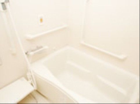 入居者様が一人で入浴を楽しめる個別浴室完備してある。安全面を考慮して手すりもついているので、安心できる。