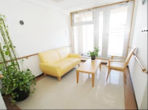 入居者様みんなが利用できる共有スペースも設けられている。ソファも設置されているので時間を気にせず談笑できる。