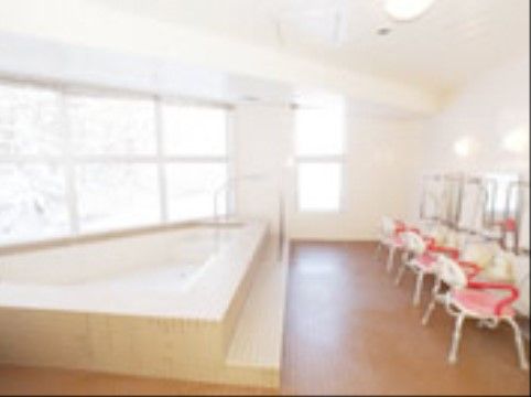 施設内には個別浴室の他に複数で使用できる大浴場も完備してある。周りはガラス張りになっていて明るく開放感がある。
