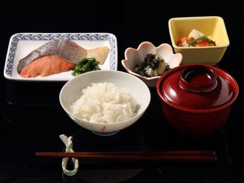 「ケア・ブリッジ帝塚山2号館」の食事。ヘルシーな和食も楽しめる。