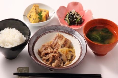 「ケア・ブリッジ帝塚山2号館」のお食事(すき焼き献立)。豊富なメニューを揃えている。