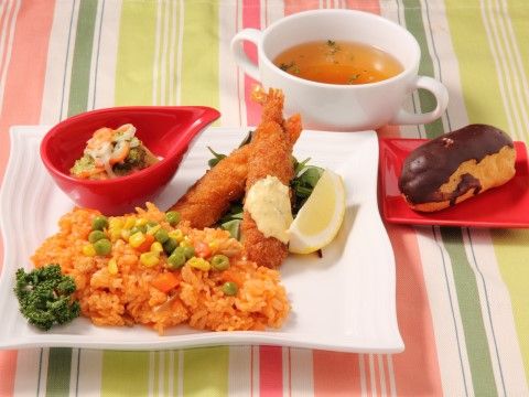 「ケア・ブリッジ帝塚山2号館」のお食事(12月行事食)。豊富なメニューを揃えている。