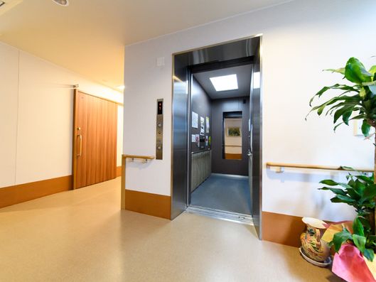 エレベーター前