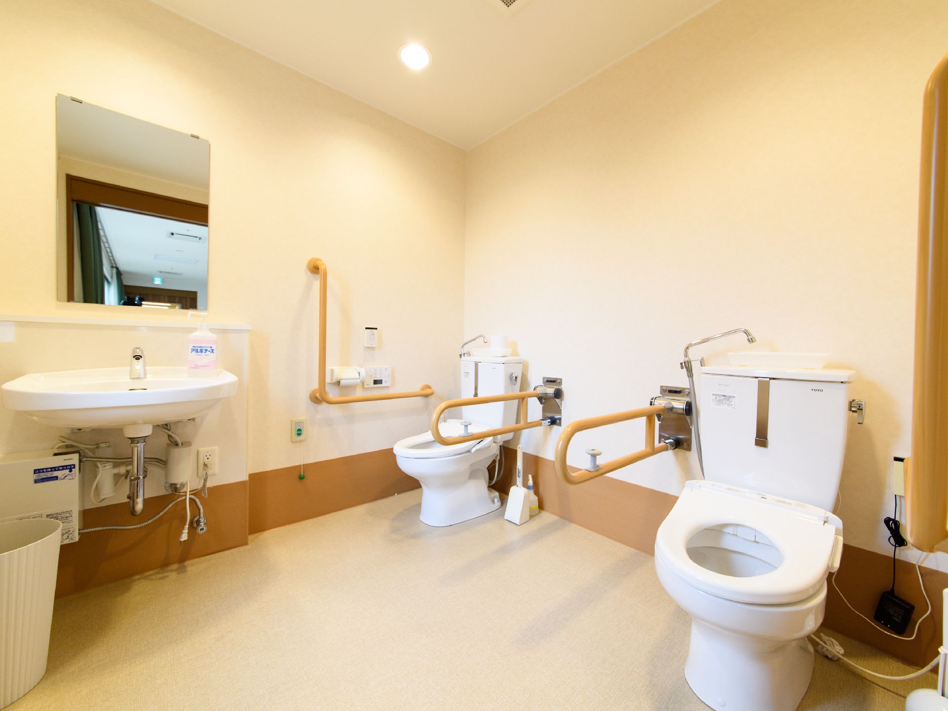 洋式トイレが2つある。どちらも温水洗浄便座となっている。洗面所が設置されている。広々としたトイレとなっている。