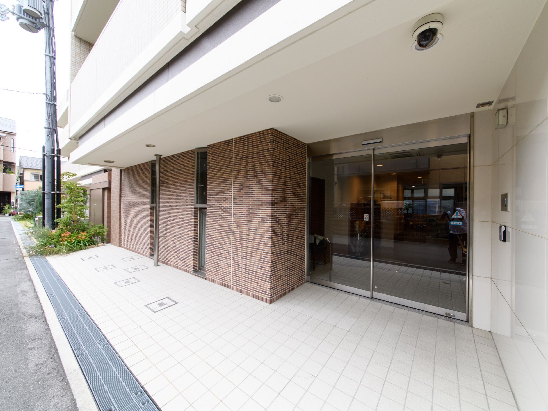 入口は広く、安全な床となっている。扉は自動である。医療が充実した施設で入居者様に快適な暮らしを提供する。