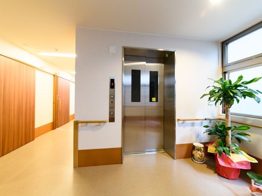 エレベーター前