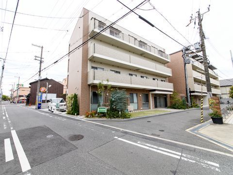 入居者様に合わせてサポートをする。住宅街にあるのでとても静かにゆったり過ごすことができる。周辺には買い物ができる施設がある。
