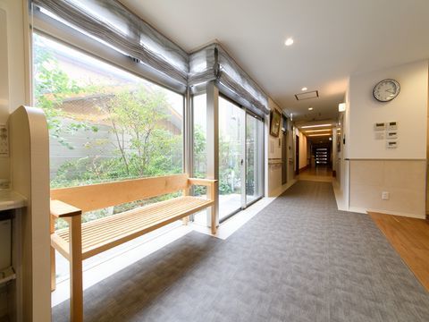 広い通路でとても利用しやすい。ベンチがあり、休憩することができる。大きな窓があるので、明るい空間となっている。