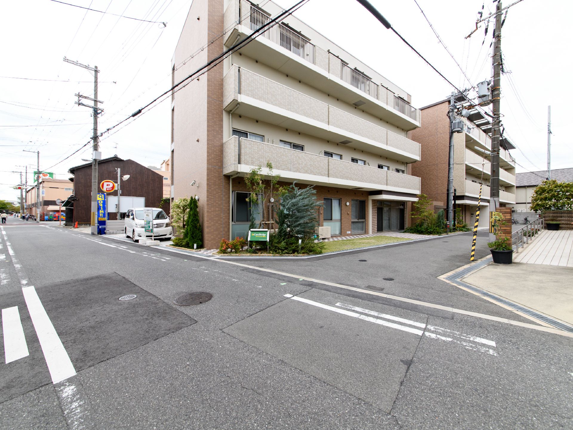 「ケア・ブリッジ帝塚山2号館」の外観。落ち着いた雰囲気の建物。