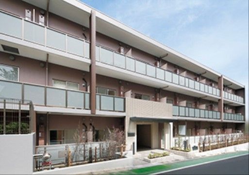 「アイリスガーデンさいたま新都心」の外観。マンションのような雰囲気の建物。