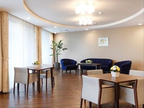 「アイリスガーデンさいたま新都心」のラウンジ。ゆったりとくつろげる憩いの場。