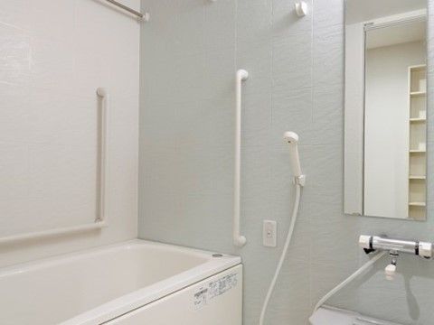 「アイリスガーデンさいたま新都心」の浴室。浴槽周りに手すりを設けている。