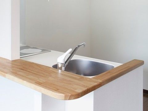 「アイリスガーデンさいたま新都心」のキッチン。木目調のカウンターを設けている。