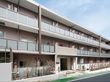 「アイリスガーデンさいたま新都心」の外観。バリアフリー構造の建物。