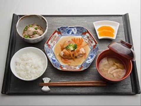 「アイリスガーデンさいたま新都心」のお食事(通常メニュー)。栄養バランスを考えたお食事を提供している。