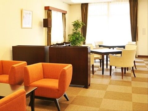 「アイリスガーデン北浦和」のラウンジ。ゆったりとくつろげる共用スペース。