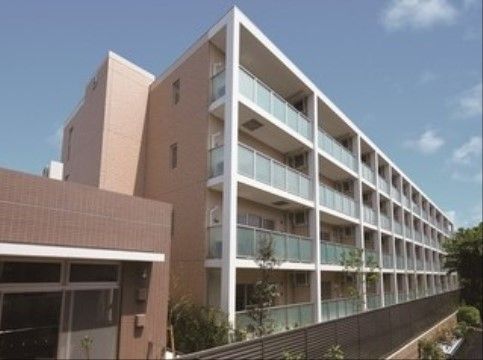 「アイリスガーデン北浦和」の外観。マンションのような雰囲気の佇まい。